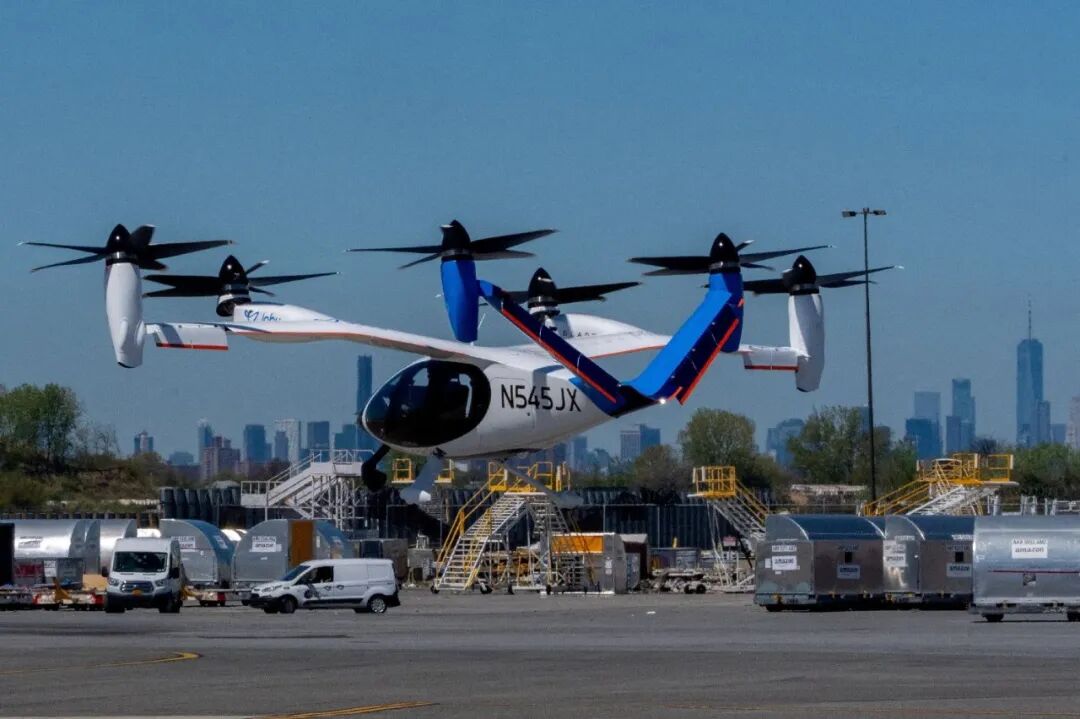 The mayor of San Jose test-drove the Joby flight simulator to experience the operation of eVTOL air taxis